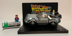 Suporte de Exposição para Delorean - De Volta para o Futuro (77256) com icônica placa ''Twin Pines Mall''